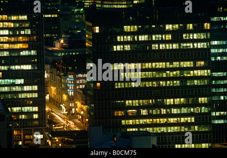 Luftaufnahme der City of London bei Nacht, Büroleuchten Leuchten, Ampeln, die Streifen durch Lücke im Gebäude in der Nähe von Moorgate Stockfoto