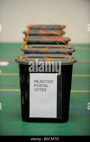 Wahlurnen mit abgelehnten Poststimmen bei den Kommunalwahlen im Vereinigten Königreich. Stockfoto