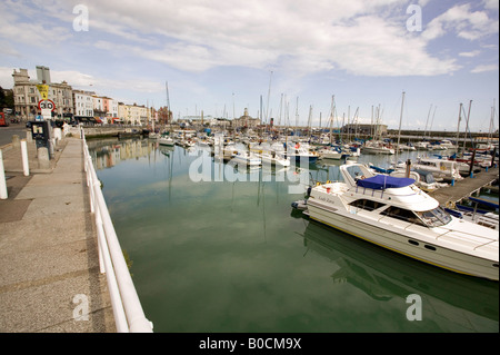 Blick auf Ramsgate Hafen Boote Marina blauen Himmel ruhigem Wasser Waterfront Hotels Häuser Stockfoto