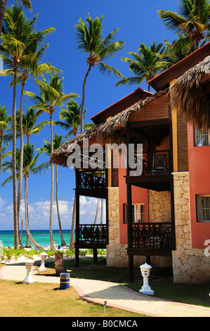 Tropischen Luxus-Resort direkt am Meer mit Palmen Stockfoto