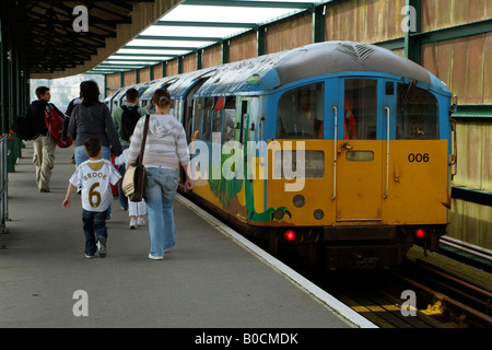 Insel Linie Eisenbahn Zug in Ryde Pier Head Station Isle Of Wight England UK Passagiere einsteigen Stockfoto