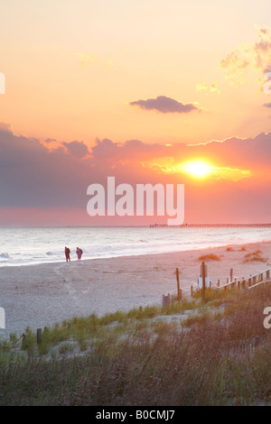 Sonnenuntergang am Strand von Caswell, Oak Island, North Carolina Stockfoto