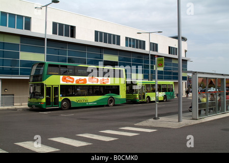 Busreisende warten an der Southern Vectis Bus Station Newport Isle Of Wight UK Stockfoto