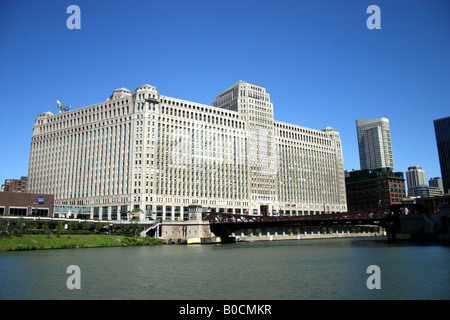 Schuss des Merchandise Mart über den Chicago River, Chicago, Illinois Stockfoto