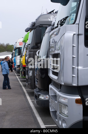 Motorrad Team LKW geparkt in der Schlange vor der britischen Superbike Meisterschaft an Oulton Park Race Track Cheshire England UK Stockfoto