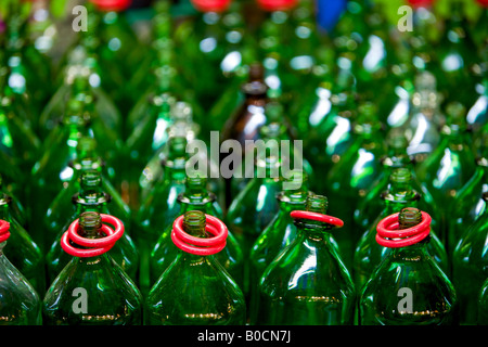 Karneval-Flasche-Ringe. Spiel wo Ring über Hals gewinnt geworfen wird. Stockfoto