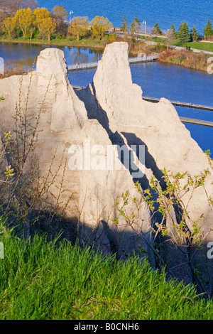 Sandstein Bluffs in Scarborough Bluffer Park am Ufer des Lake Ontario im Frühjahr, Blick von der Kathedrale Bluffs Park Stockfoto
