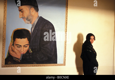 Kabul ein Gemälde von Präsident Hamid Karzai zeigen, dass er Damen rechts Pflege Stockfoto