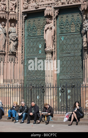 Straßburg, gotische Kathedrale Notre-Dame aus dem 14. Jahrhundert, Touristen sitzen auf die Schritte der wichtigsten Portal, Jungfrau Maria mit Kind Statue, Elsass, Frankreich, Europa, Stockfoto