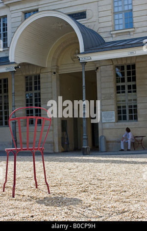 Gartenstuhl im Hof des Irish College in Paris, "Le College des Umschlagtuch". Stockfoto