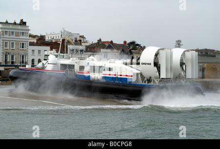 Passagier Hovercraft Solent ausdrückliche GH 2142 der Überquerung der Solent Hovertravel Flotte kommt Ryde Isle of Wight Stockfoto