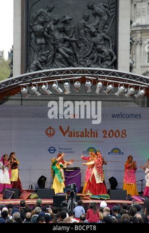 Tänzerinnen auf der Bühne der Vaisakhi Sikh New Year Festival 2008 in Trafalgar Square in London Stockfoto