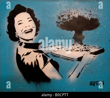 Retro-Frau Frau dient Atombombe auf Platte - Bild von The Cans Festival, Straße Ausstellung, dass Künstler Banksy geholfen zu öffnen Stockfoto