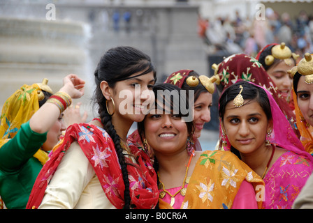 Sikh Tänzerinnen in bunten Trachten Vaisakhi Sikh New Year Festival in Trafalgar Square in London 2008 Stockfoto