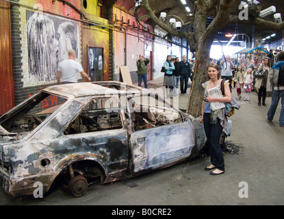 Ausgebrannt, abgespeckte Auto - ein Bild von The Cans Festival, eine Londoner Ausstellung Graffito Straßenkünstler half Banksy öffnen Stockfoto