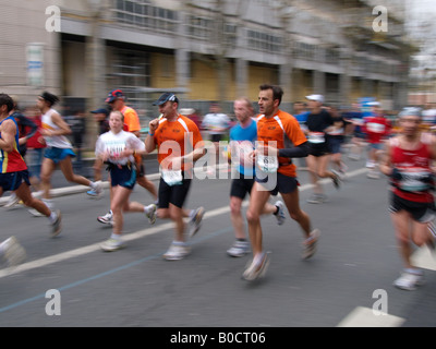 Amateur Läufer beim Paris-Marathon 2008 am 6. April in der Rue de Lyon etwa in der Mitte des Rennens Paris Frankreich Stockfoto