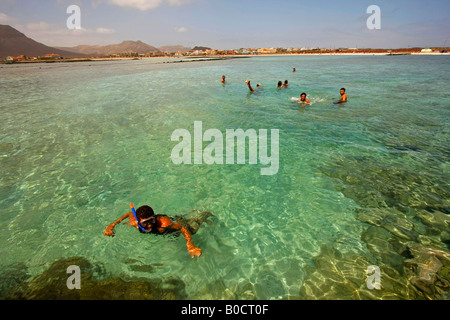 Jugend-Schnorcheln am Strand Baia Das Gatas auf Sao Vicente Insel Kapverden Afrika Stockfoto