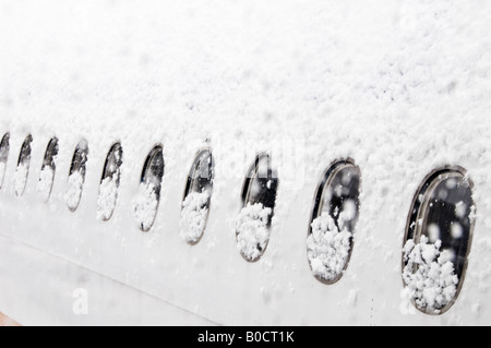 Nahaufnahme der Dicke Schnee fällt im Flugzeug stehen am Flughafen Gatwick Stockfoto