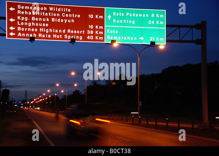 Zeichen zu touristischen Attraktionen und Städte auf dem Weg von Serian nach Kuching Stockfoto