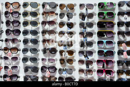 Ein riesiges Display Sonnenbrille für Verkauf durch Straßenhändler als Sommer rückt näher. Bild von Jim Holden. Stockfoto