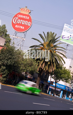 Legendären grünen VW-Käfer verwendet als Taxi in Mexiko-Stadt. Das Corona-Zeichen im Hintergrund ist für spanische Bier. Stockfoto