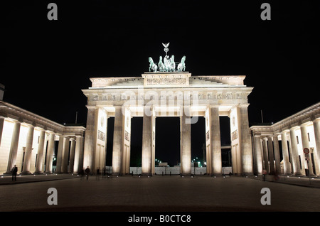 Beleuchteten Brandenburger Tor bei Nacht niedrigen Winkel anzeigen Berlin Deutschland April 2008 Stockfoto