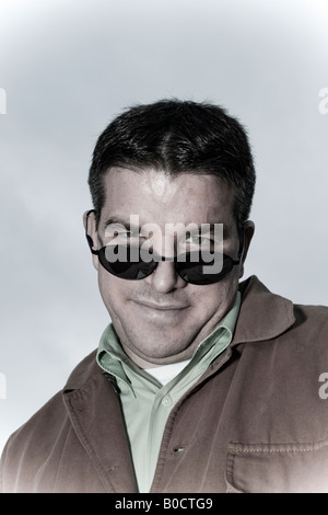 Nahaufnahme von einem jungen Mann mit Sonnenbrille Modell veröffentlicht Stockfoto