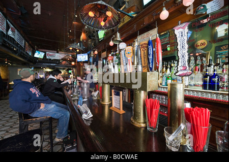 Innenraum einer typischen Bar in Greenwich Village (West Village) mit Zapfanlagen im Vordergrund, Manhattan, New York City Stockfoto