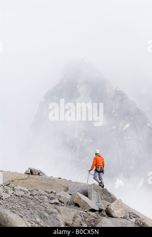 Bergsteiger vor The Throne, Pika Gletscher, kleine Schweiz, Alaska Stockfoto