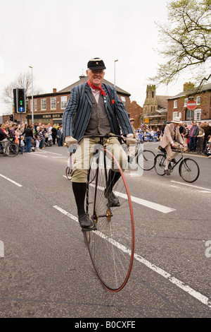 UK Cheshire Knutsford Royal Maifeiertag Prozession Mann reitet Hochrad unter Vintage Bike-Gruppe Stockfoto