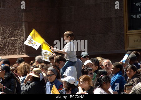 Die Gläubigen und neugierigen sammeln auf der Fifth Avenue in New York, Papst Benedict XVI begrüßen die Massen zu sehen Stockfoto