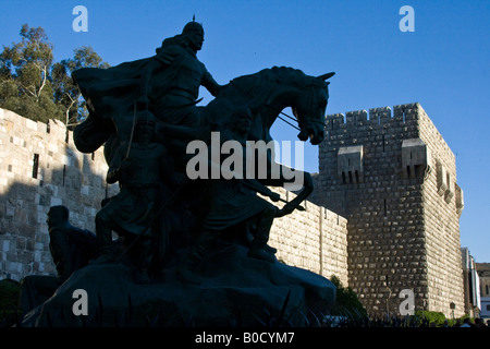 Statue von Saladin vor der Zitadelle und Altstadt in Damaskus Syrien Stockfoto