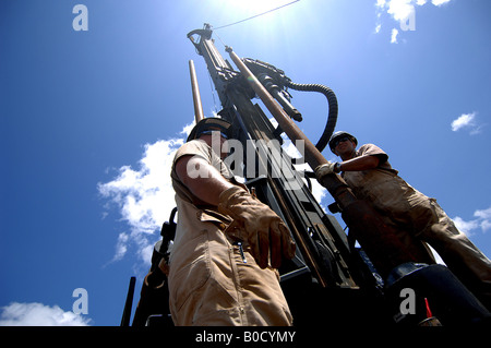 Seabees von Naval Mobile-Bau-Bataillon montieren eine Rig während gut Bohrprojekt in Shaba Kenia Stockfoto