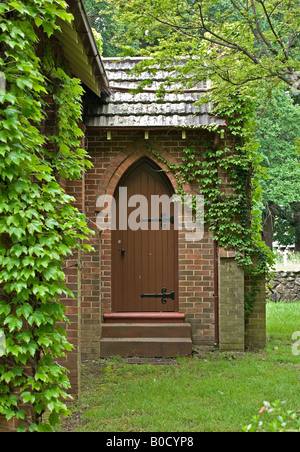 alle schönen Gostwyck Kapelle in grünen Frühling Reben bedeckt Stockfoto