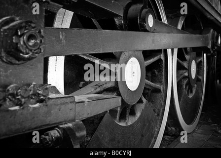 großen Dampfzug Lok Räder Closeup Bild in schwarz / weiß Stockfoto