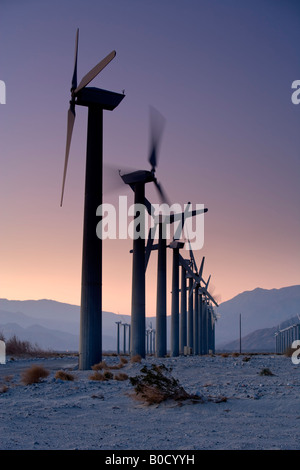 Palm Springs Kalifornien Alternativenergie Windpark bei Sonnenaufgang auf dem San Gorgonio Mountain Pass in den San Bernadino Bergen Stockfoto