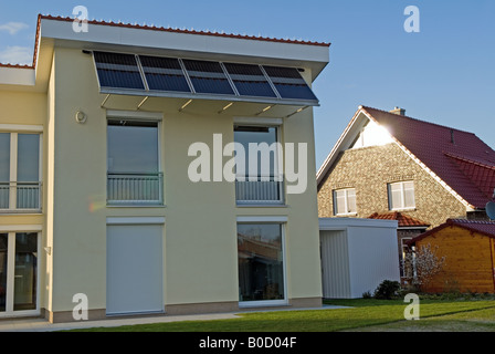 Sonnenkollektoren auf einem neu errichteten Passivhaus in Oldenburg, Niedersachsen, Deutschland. Stockfoto