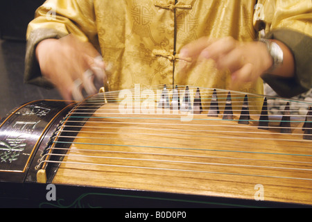 Detailansicht der Hände spielen traditionelle Guzheng Musikinstrument Stockfoto