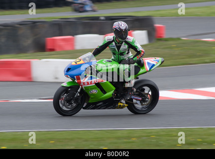 Kenny Gilbertson auf einem Kawasaki Motorrad in der Metezler National Superstock Meisterschaft am Oulton Park Cheshire England Stockfoto