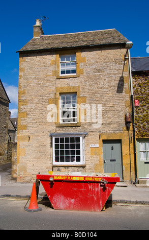 Haus renoviert mit Skip außerhalb in Stow auf die Cotswolds Gloucestershire England UK EU würde Stockfoto