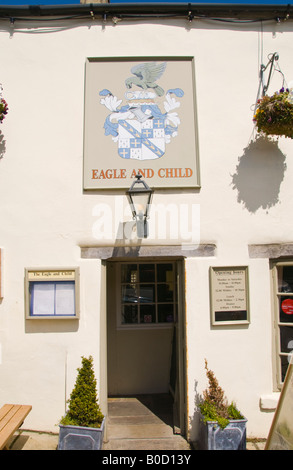 Zeichen und Eingang zum Adler und Kind Inn vom 947 A D in Stow auf die Cotswolds Gloucestershire England UK EU würde Stockfoto