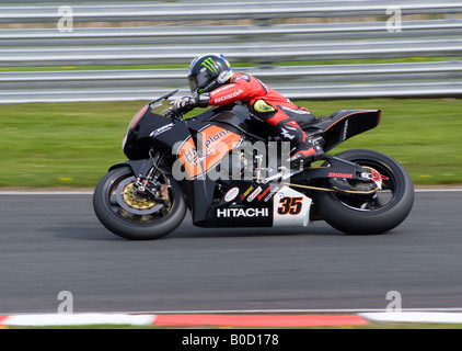 Cal Crutchlow auf einem Motorrad Honda 1000 in der britischen Superbike Meisterschaft am Oulton Park Cheshire England UK Stockfoto