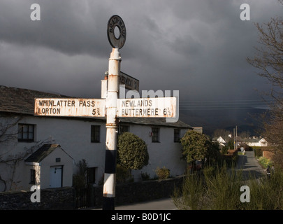 Gusseisen Schild im Braithwaite mit einem stürmischen Himmel im Hintergrund, Cumbria, England, Großbritannien Stockfoto