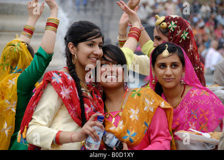 Sikh Tänzerinnen in bunten Trachten Vaisakhi Sikh New Year Festival in Trafalgar Square in London 2008 Stockfoto