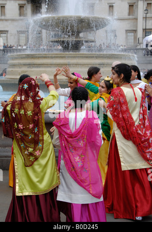 Sikh Tänzerinnen in bunten Trachten Vaisakhi Sikh New Year Festival in Trafalgar Square in London 2008 Stockfoto