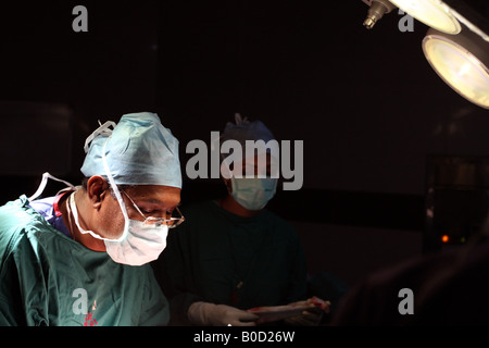 Chirurg, der in einem Operationstheater in Indien operiert Stockfoto