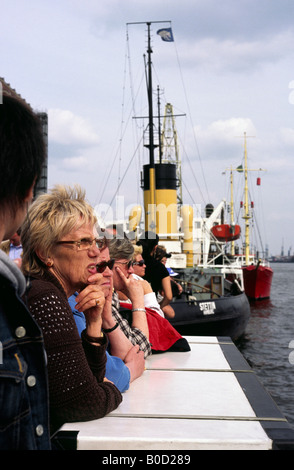 27. April 2008 - Fähre Passagiere genießen Sie den Blick auf den Fluss am Fähranleger Neumühlen in der deutschen Hafen Hamburg... Stockfoto