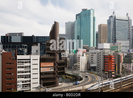 Ansicht des Shiodome und einem Shinkansen-Hochgeschwindigkeitszug Shimbashi Station Tokio Japan Stockfoto