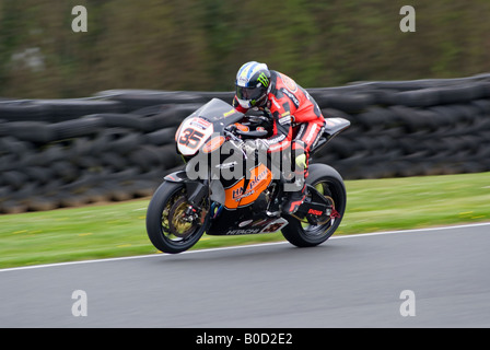 Cal Crutchlow auf einem Motorrad Honda 1000 in der britischen Superbike Meisterschaft am Oulton Park Cheshire England Großbritannien Stockfoto