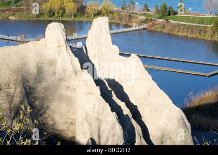 Sandstein Klippen an der Kathedrale von Scarborough Bluffs Park mit dem Yachthafen in Bluffer Park am Ufer des Lake Ontario im Frühjahr Stockfoto
